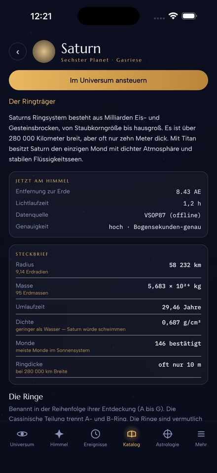Profil des Saturn mit Text über sein Ringsystem, der aktuellen Entfernung zur Erde, der Lichtlaufzeit und einem Steckbrief mit Radius, Masse, Umlaufzeit, Dichte, Monden und Ringdicke